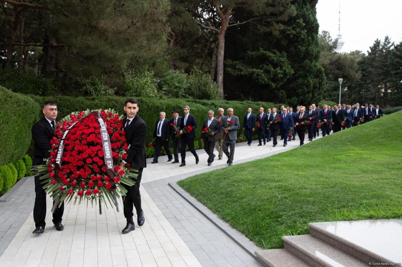 ADY rəhbərliyi və veteran dəmiryolçular Fəxri Xiyaban və Şəhidlər Xiyabanını ziyarət ediblər