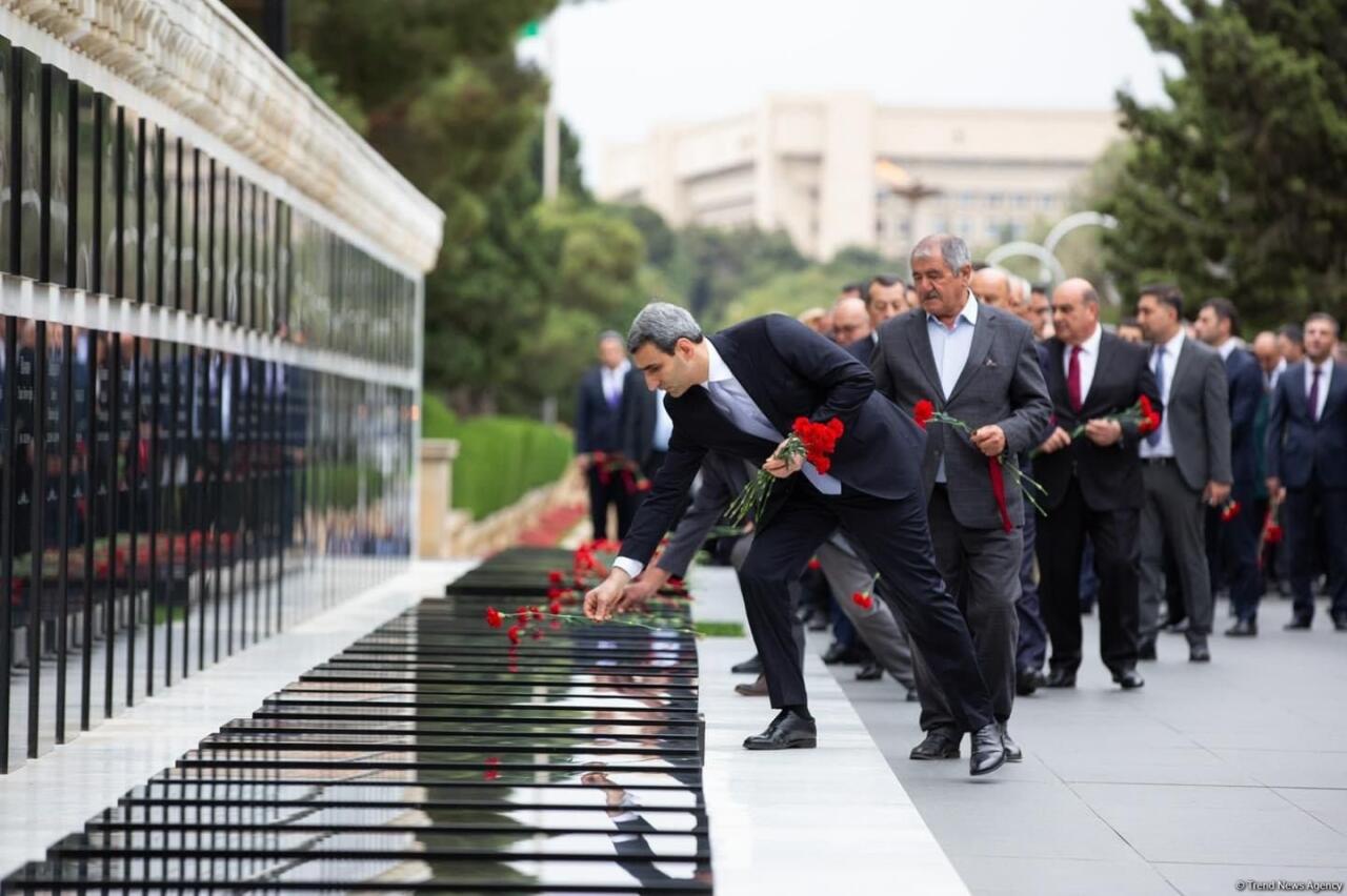 ADY rəhbərliyi və veteran dəmiryolçular Fəxri Xiyaban və Şəhidlər Xiyabanını ziyarət ediblər