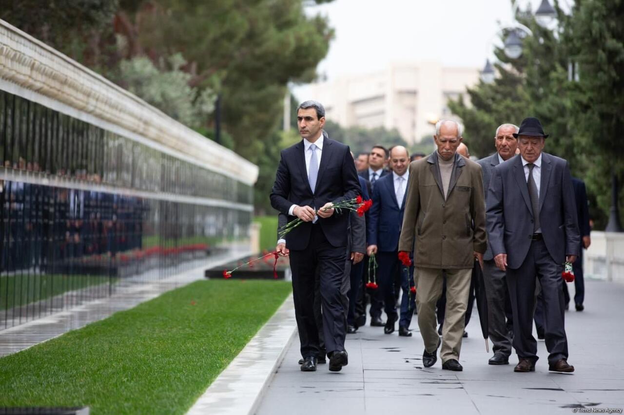 ADY rəhbərliyi və veteran dəmiryolçular Fəxri Xiyaban və Şəhidlər Xiyabanını ziyarət ediblər