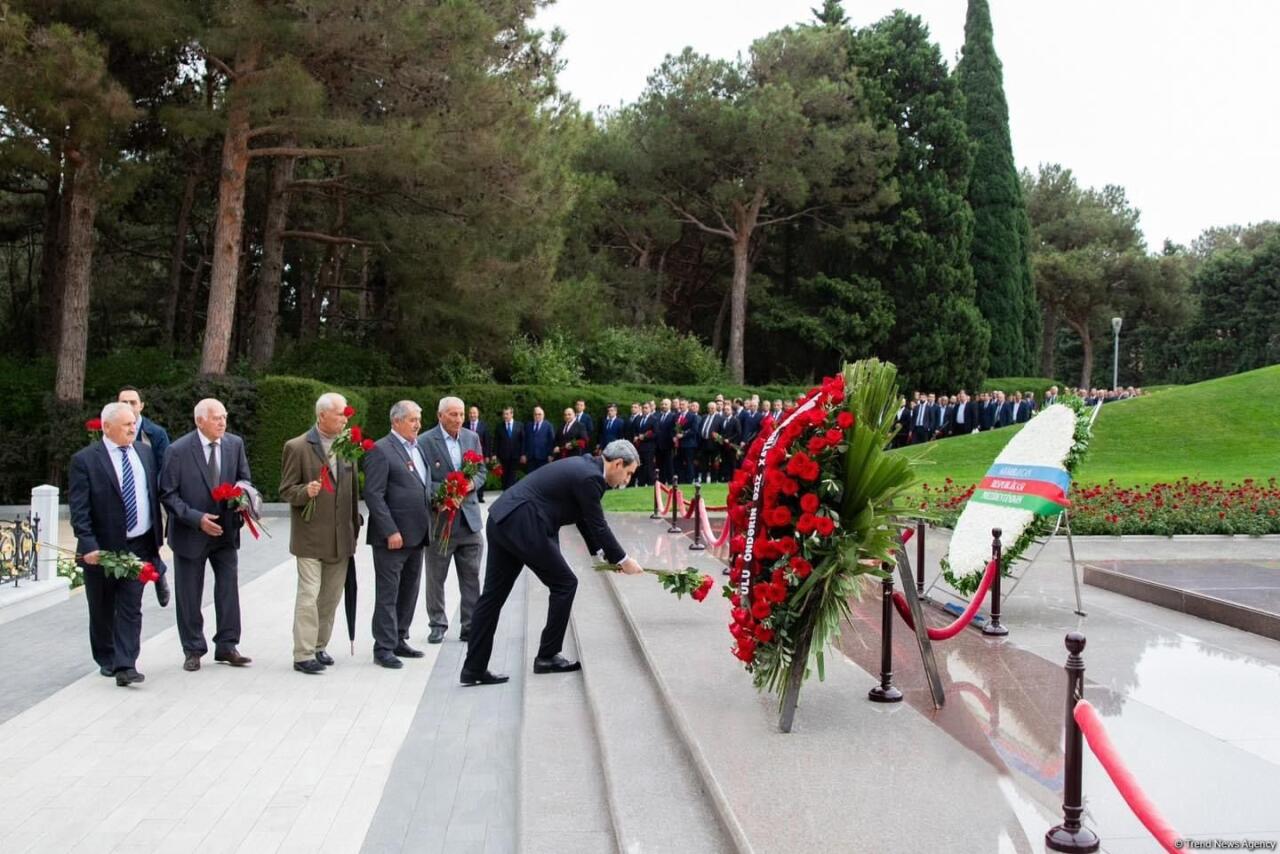 ADY rəhbərliyi və veteran dəmiryolçular Fəxri Xiyaban və Şəhidlər Xiyabanını ziyarət ediblər