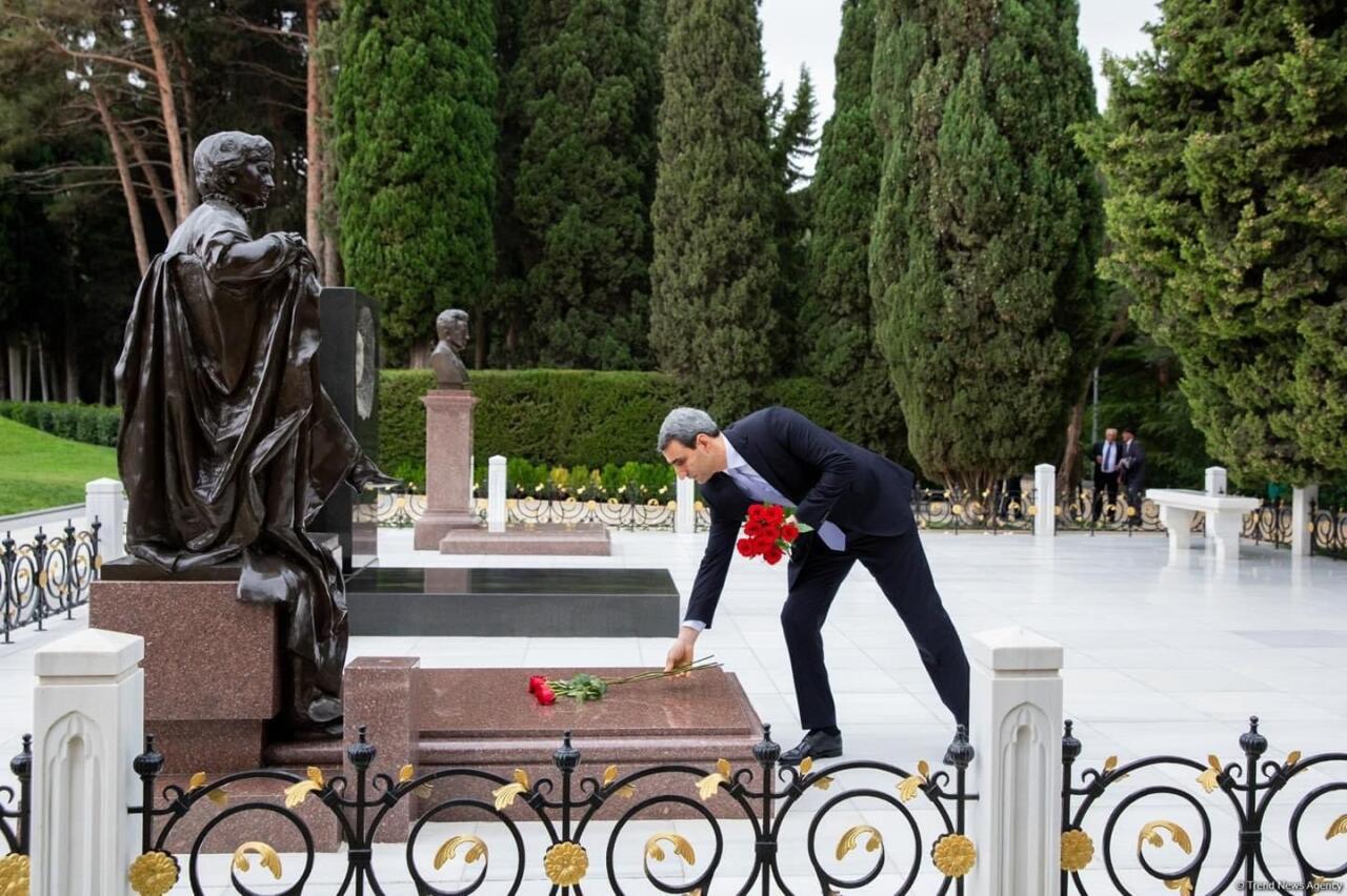 ADY rəhbərliyi və veteran dəmiryolçular Fəxri Xiyaban və Şəhidlər Xiyabanını ziyarət ediblər