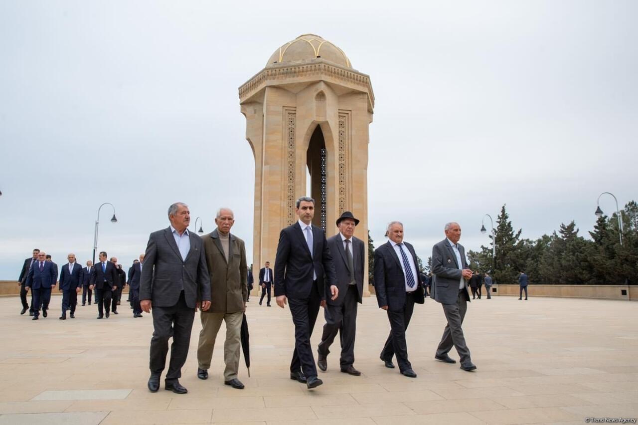 ADY rəhbərliyi və veteran dəmiryolçular Fəxri Xiyaban və Şəhidlər Xiyabanını ziyarət ediblər