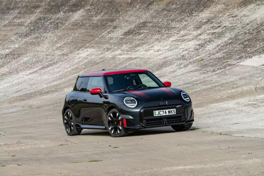 Представлены «заряженные» MINI Cooper и Aceman JCW