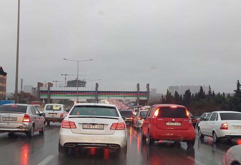 Yağışlı havada yollar niyə tıxac olur?