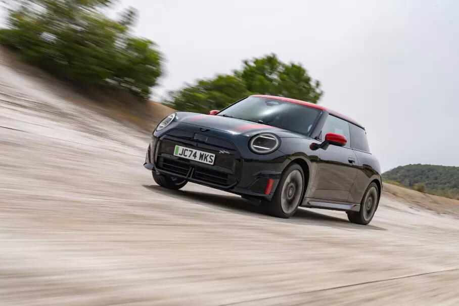 Представлены «заряженные» MINI Cooper и Aceman JCW