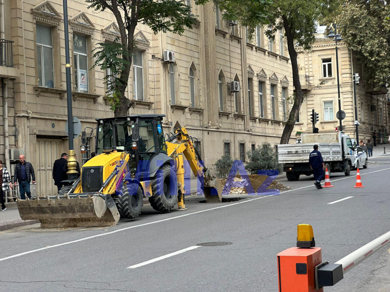 В центре Баку провалилась дорога