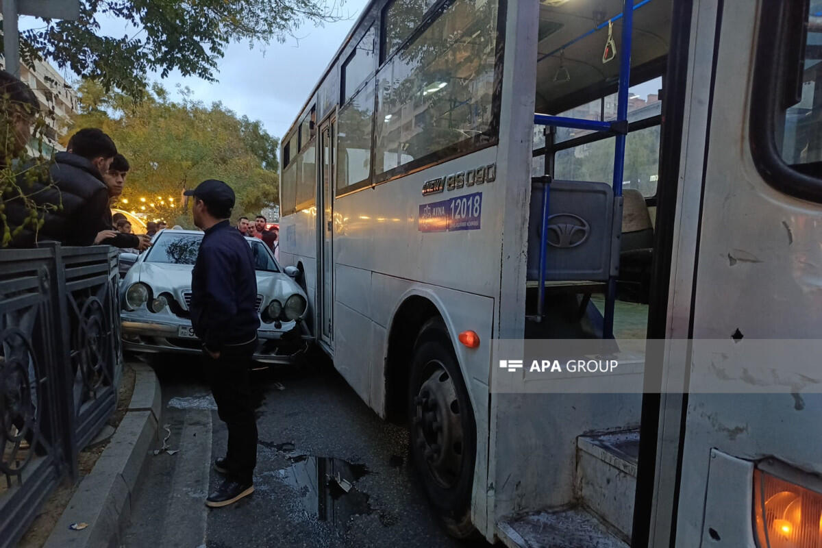 В Баку автобус столкнулся с автомобилем