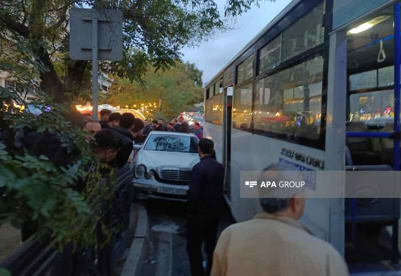 В Баку автобус столкнулся с автомобилем