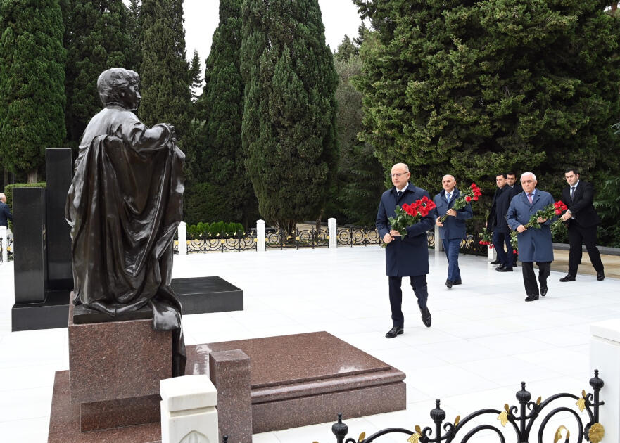 Энергетики посетили могилу великого лидера Гейдара Алиева и Шехидляр хиябаны