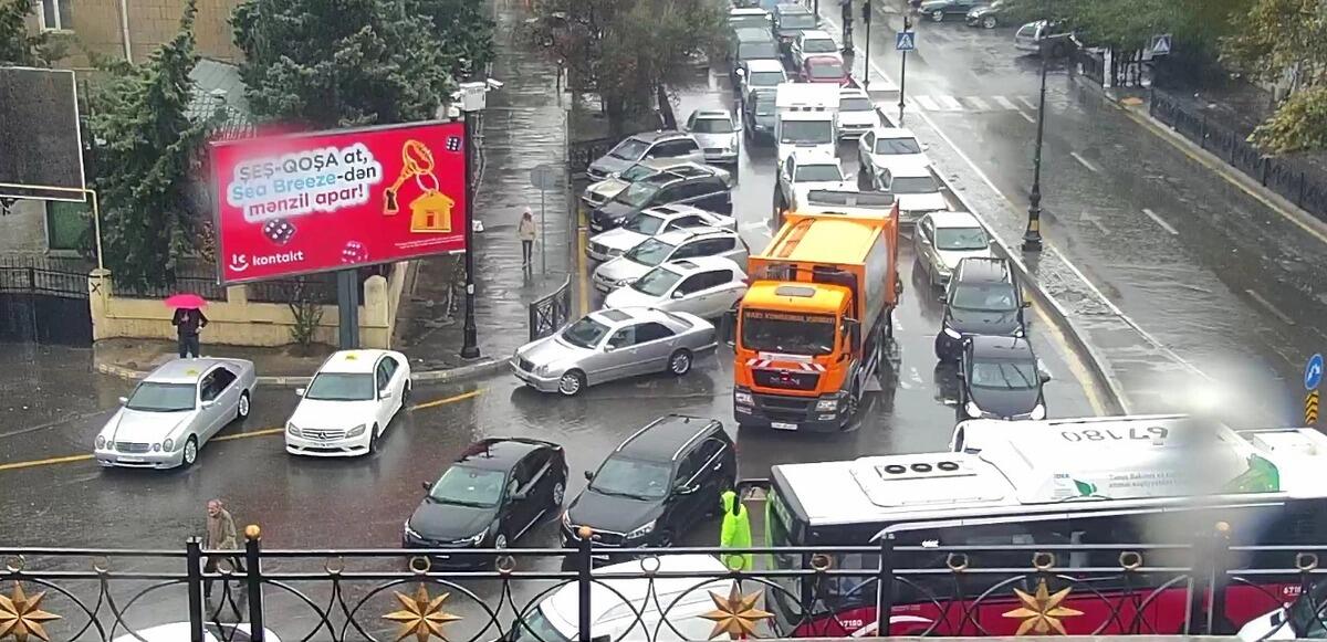 Пробки на ряде улиц и проспектов в Баку