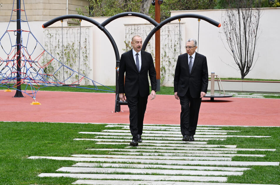 Prezident İlham Əliyev Bakının Nəsimi rayonunda yeni salınan parkda yaradılan şəraitlə tanış olub