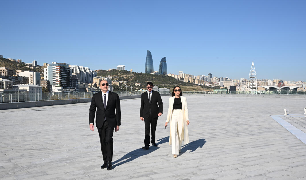 Prezident İlham Əliyev Bakıda Dövlət Bayrağı Meydanında olub, Azərbaycanın üçrəngli Bayrağını ucaldıb