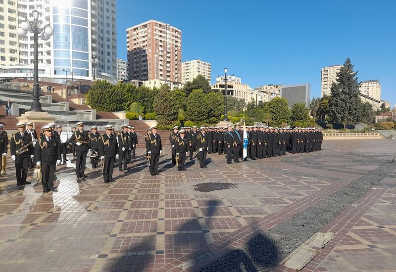 Марш военнослужащих в Баку проходит через парк Мусабекова