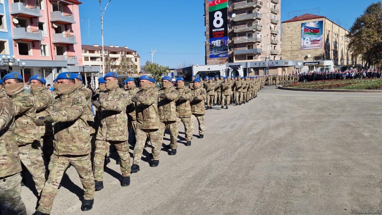 В Ханкенди проходит шествие по случаю Дня Победы