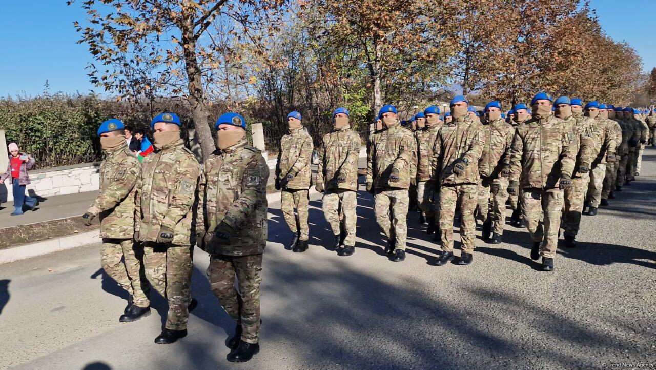 В Ханкенди проходит шествие по случаю Дня Победы