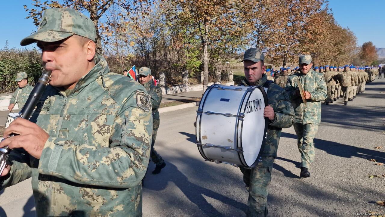 В Ханкенди проходит шествие по случаю Дня Победы