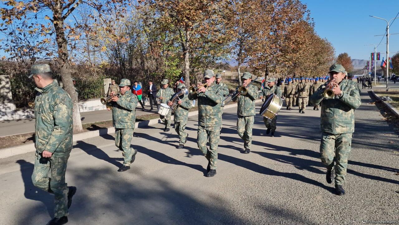 В Ханкенди проходит шествие по случаю Дня Победы