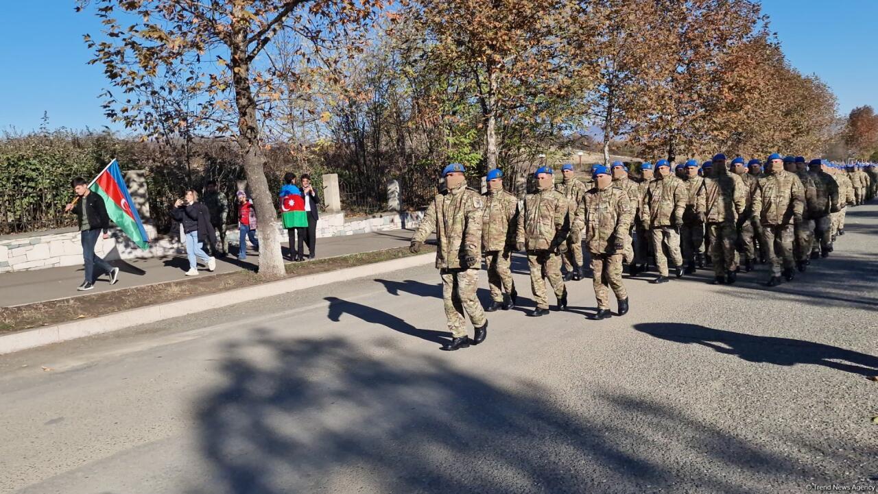 В Ханкенди проходит шествие по случаю Дня Победы