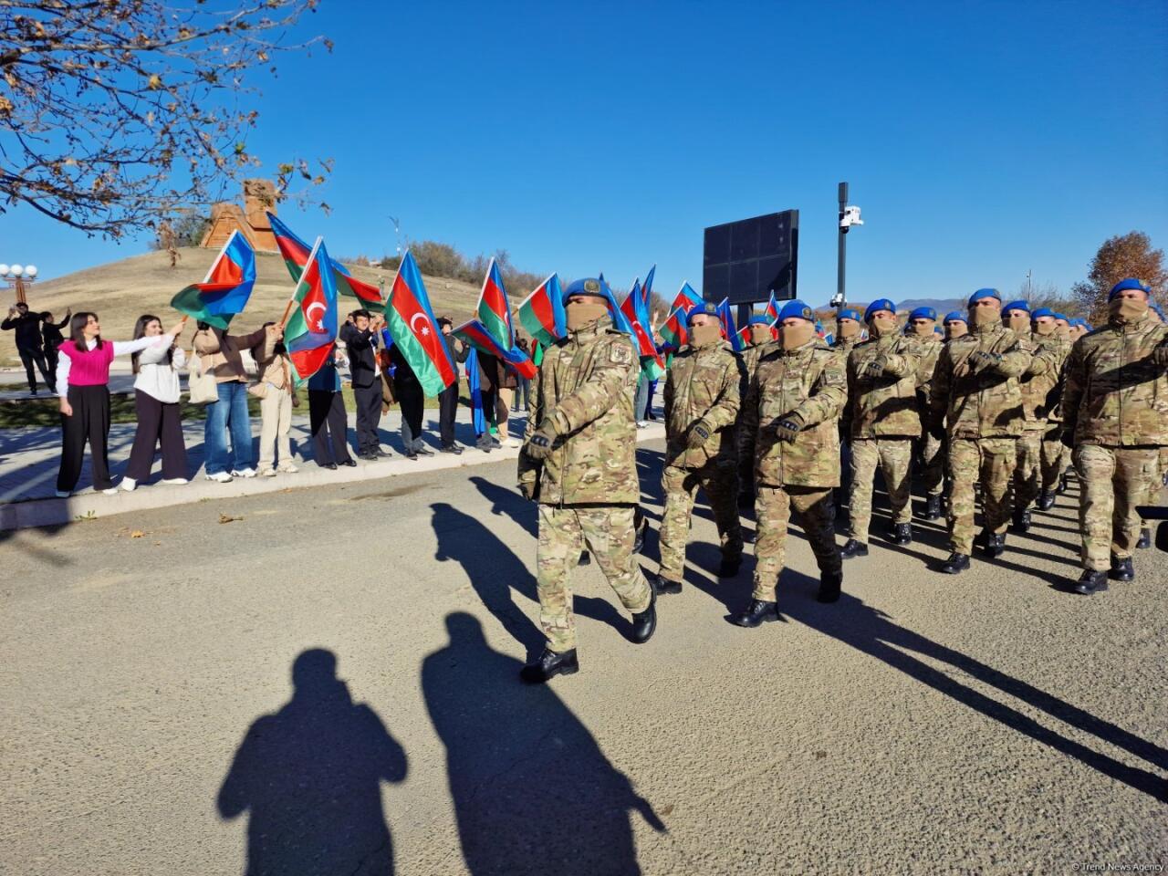 В Ханкенди проходит шествие по случаю Дня Победы