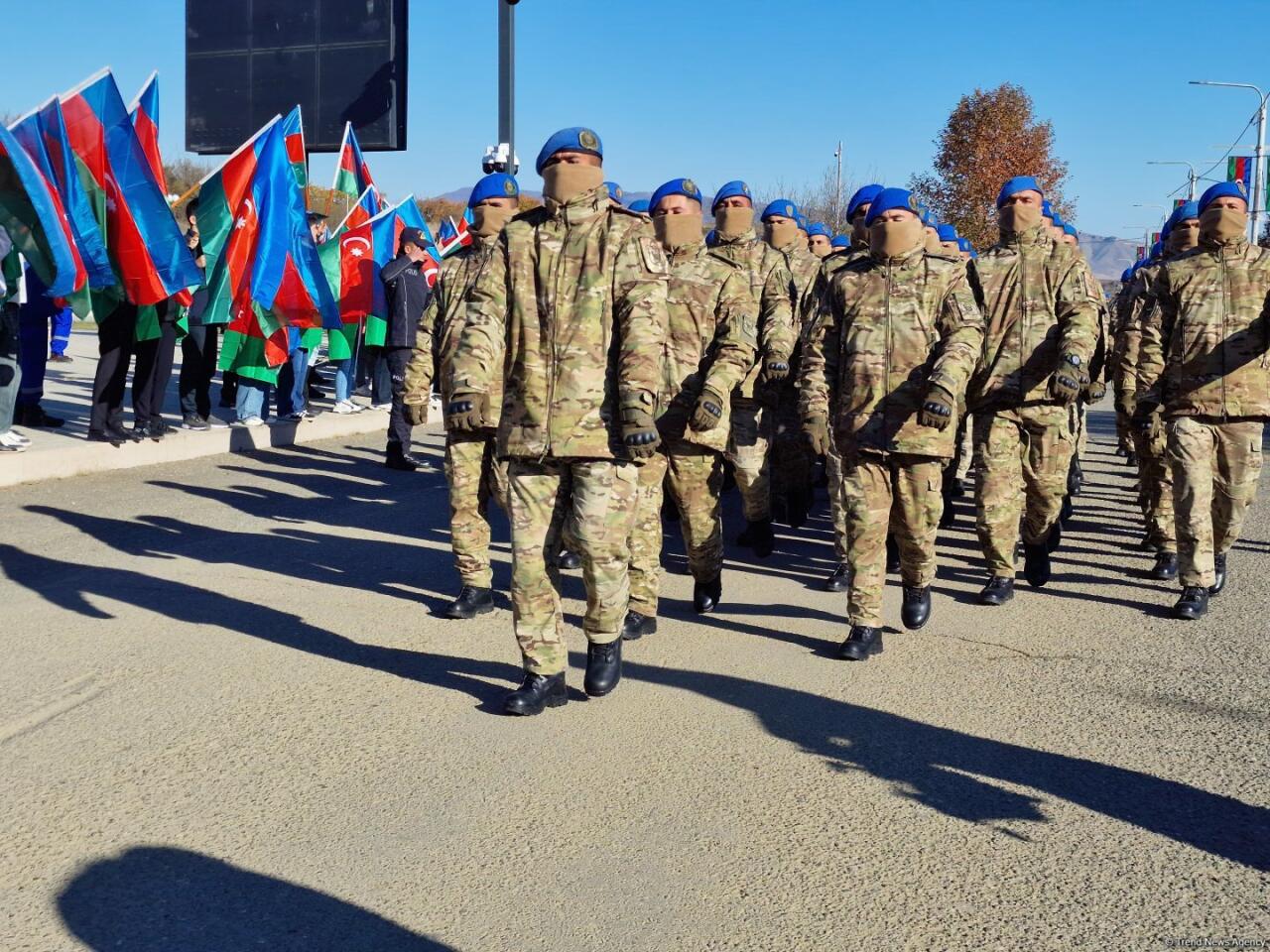 В Ханкенди проходит шествие по случаю Дня Победы