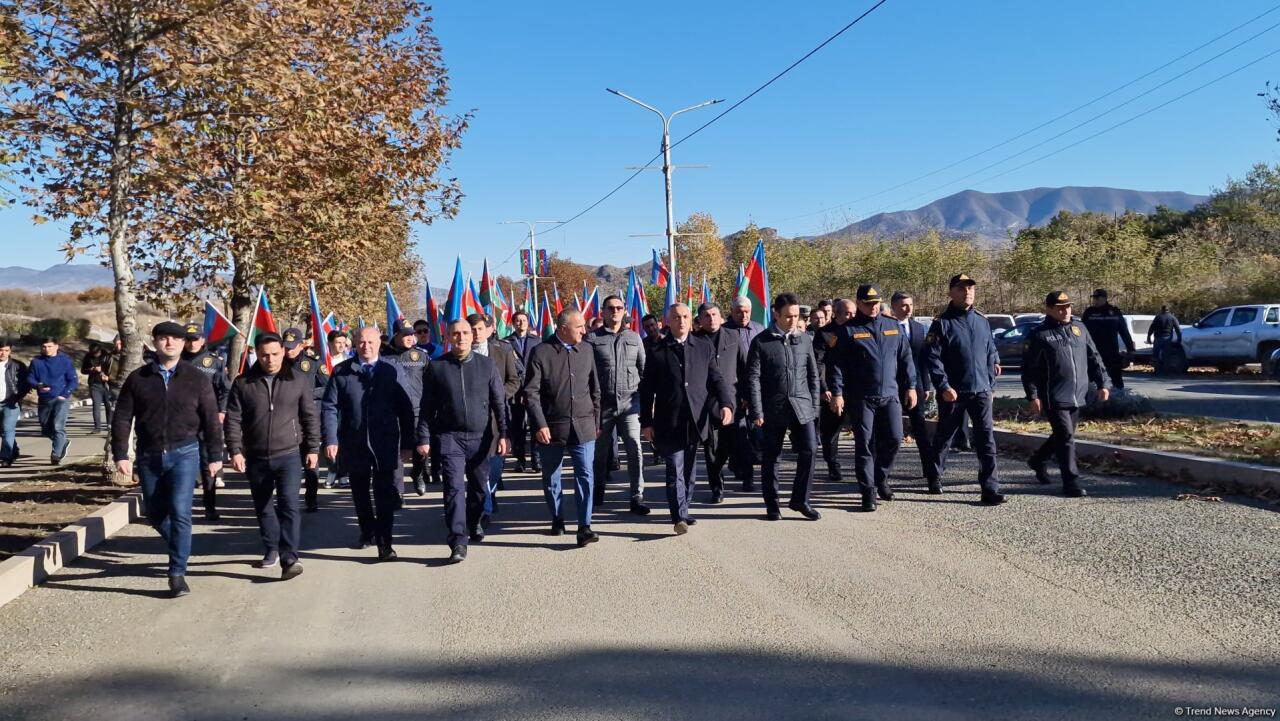 В Ханкенди проходит шествие по случаю Дня Победы