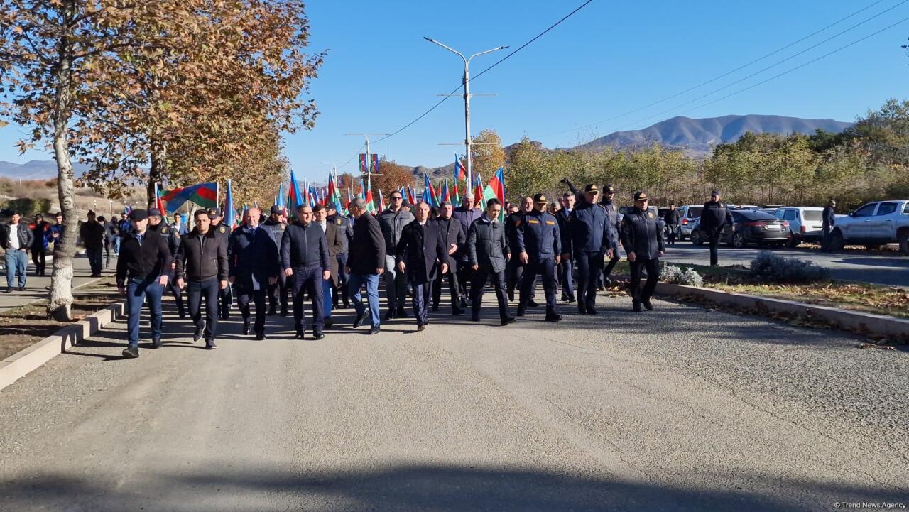 В Ханкенди проходит шествие по случаю Дня Победы