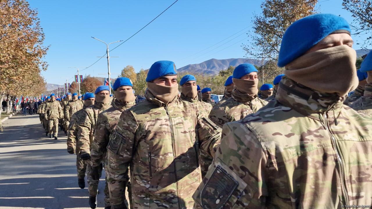 В Ханкенди проходит шествие по случаю Дня Победы