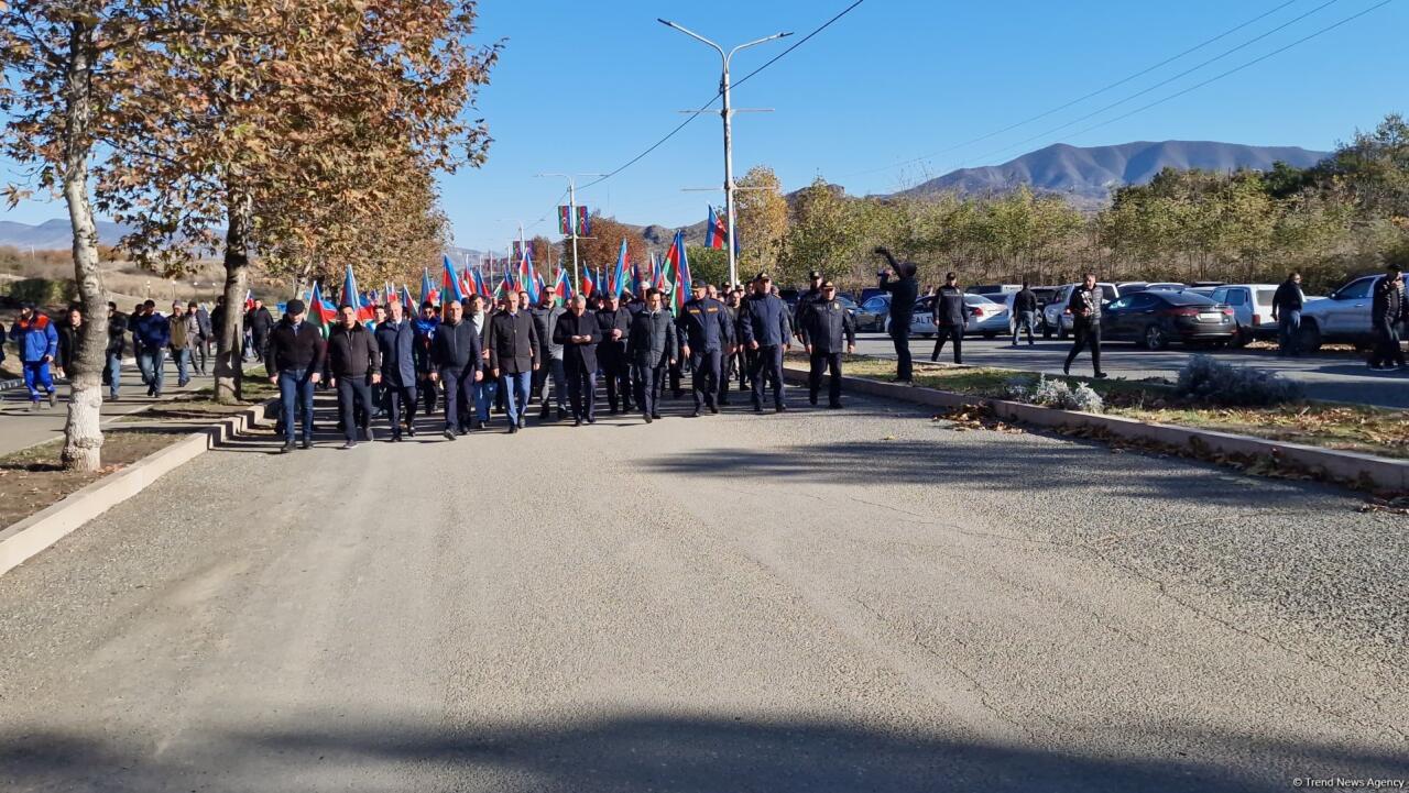 В Ханкенди проходит шествие по случаю Дня Победы