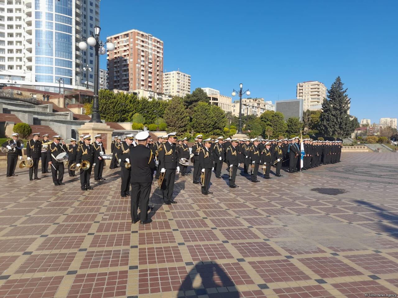 Марш военнослужащих в Баку проходит через парк Мусабекова