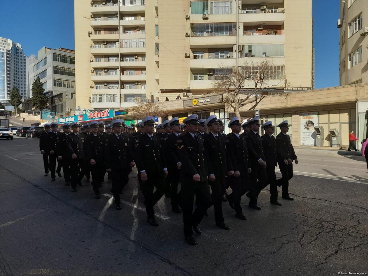 Марш военнослужащих в Баку проходит через парк Мусабекова