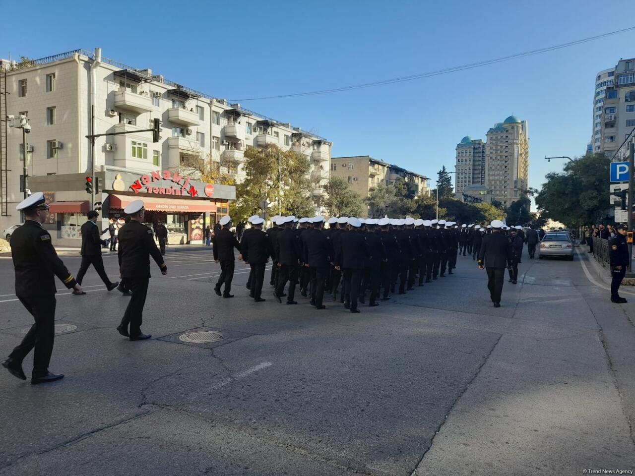 Марш военнослужащих в Баку проходит через парк Мусабекова