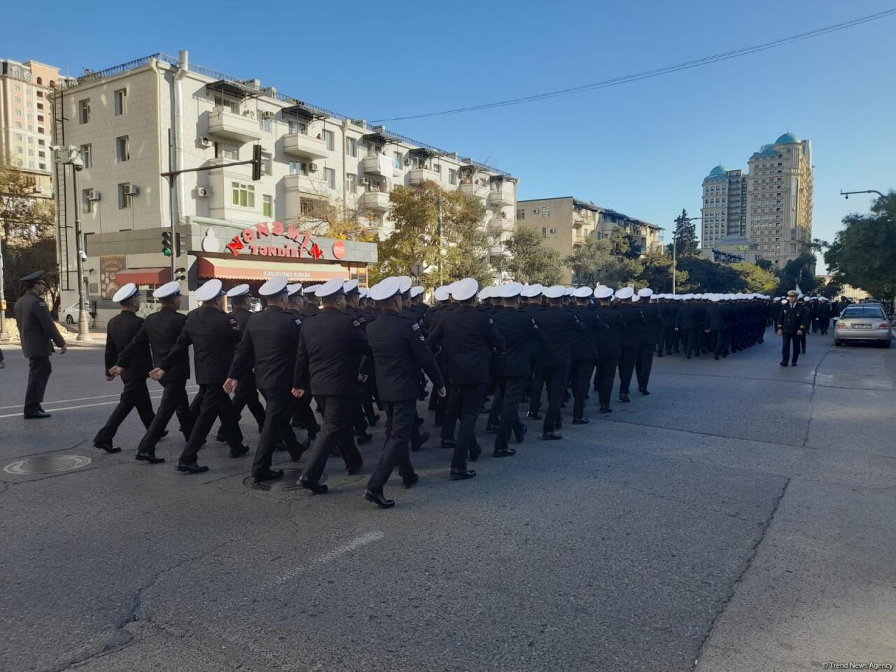 Марш военнослужащих в Баку проходит через парк Мусабекова