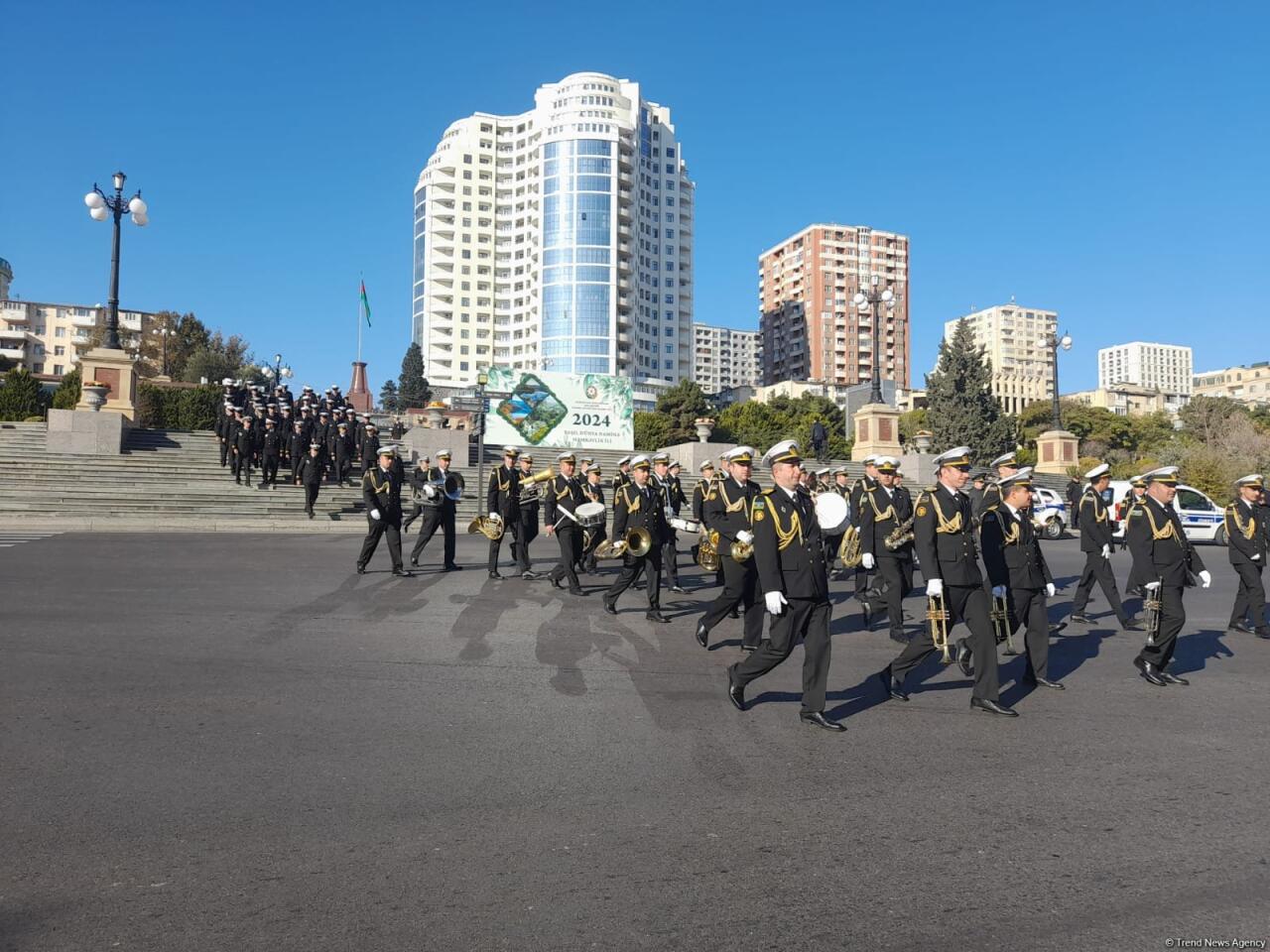 Марш военнослужащих в Баку проходит через парк Мусабекова