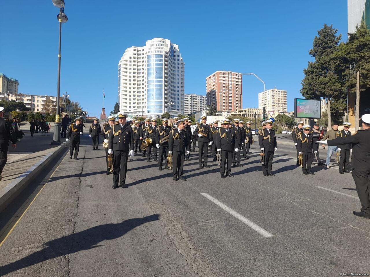 Марш военнослужащих в Баку проходит через парк Мусабекова