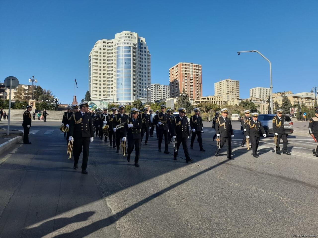 Марш военнослужащих в Баку проходит через парк Мусабекова