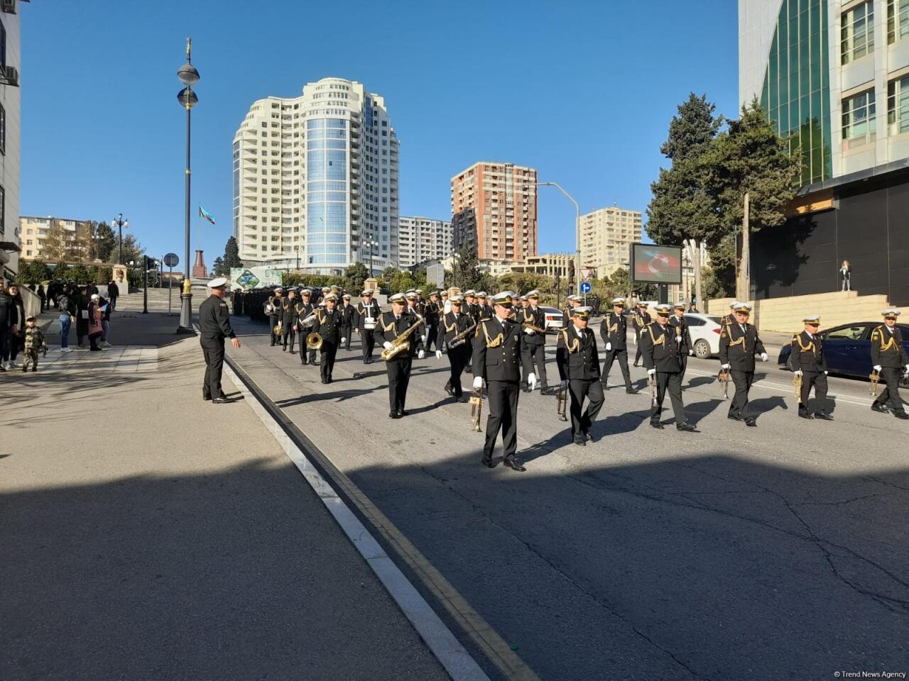 Марш военнослужащих в Баку проходит через парк Мусабекова