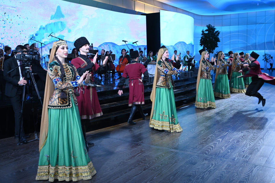 COP29-un Liderlər Sammitinin açılış mərasimində iştirak edən nümayəndə heyətlərinin şərəfinə Heydər Əliyev Mərkəzində ziyafət verilib