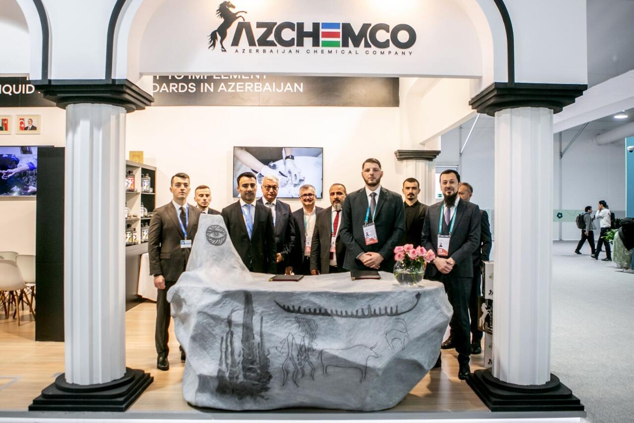 Бакинская фондовая биржа и AZCHEMCO подписали меморандум о сотрудничестве