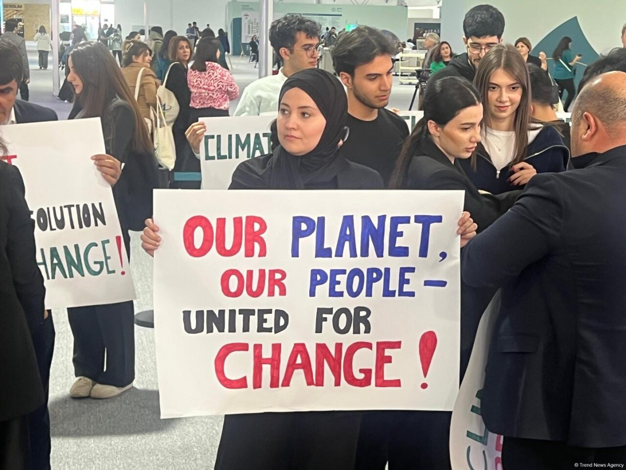 На COP29 прошла акция в знак протеста против нетерпимого отношения к мигрантам в Европе