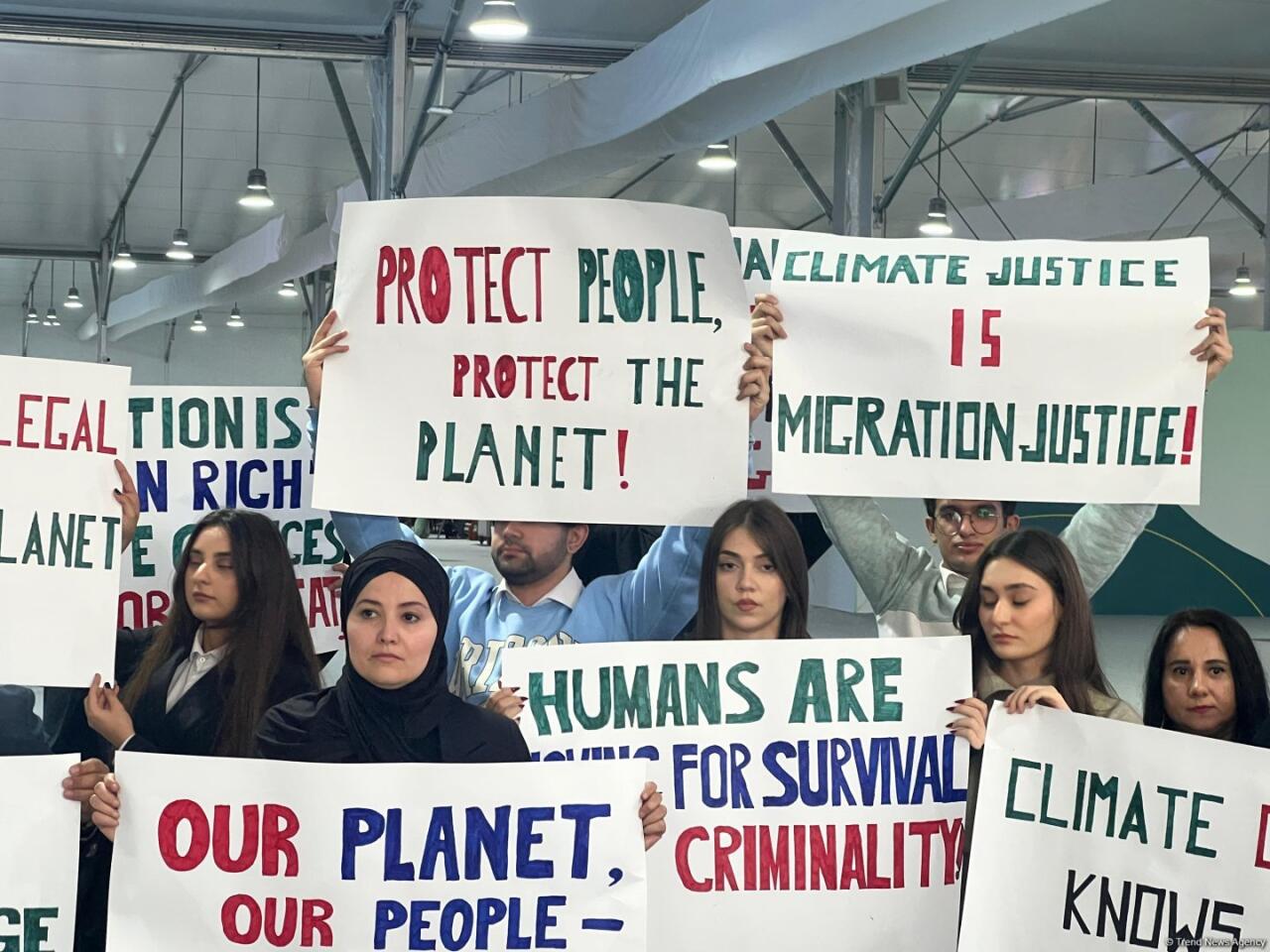 На COP29 прошла акция в знак протеста против нетерпимого отношения к мигрантам в Европе