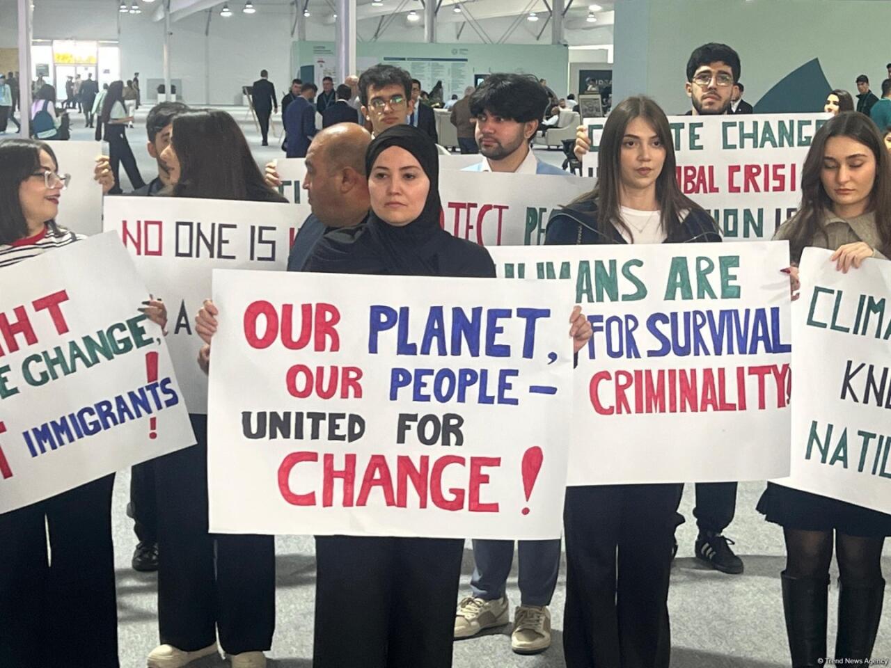 На COP29 прошла акция в знак протеста против нетерпимого отношения к мигрантам в Европе