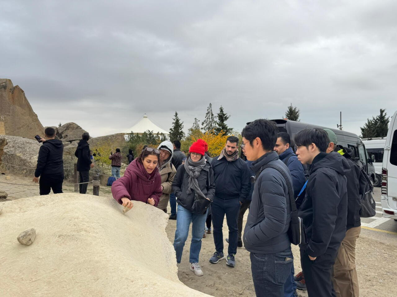 COP29 çərçivəsində xarici media nümayəndələrinə Qobustan Qaya Sənəti Mədəni Landşaftı və Qobustan Palçıq Vulkanlarında olublar