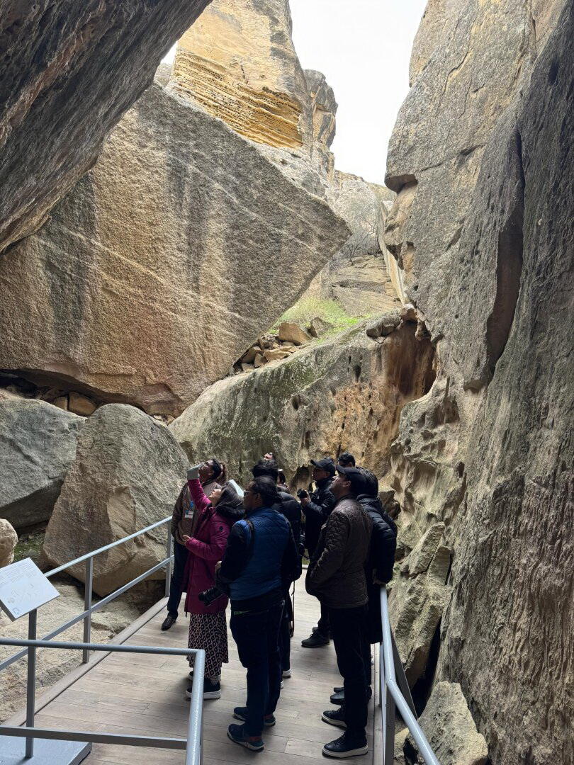 COP29 çərçivəsində xarici media nümayəndələrinə Qobustan Qaya Sənəti Mədəni Landşaftı və Qobustan Palçıq Vulkanlarında olublar