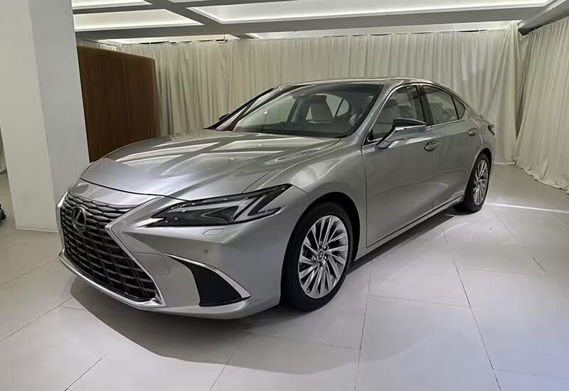 Cедан Lexus ES получил новое оформление салона