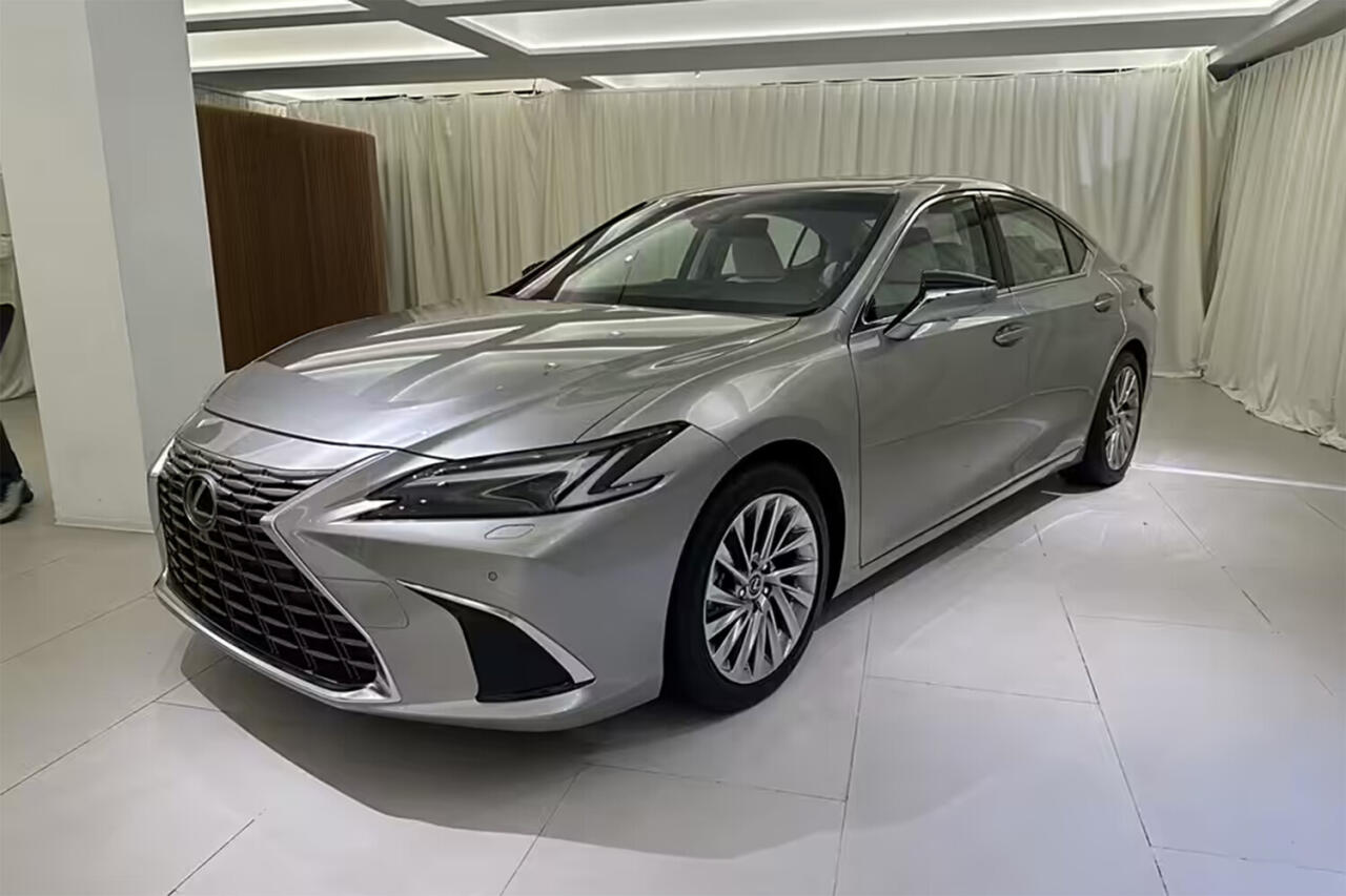 Cедан Lexus ES получил новое оформление салона