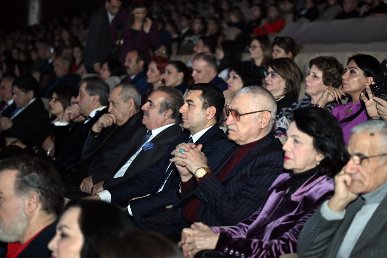 В Баку состоялась грандиозная премьера оперы "Насими"