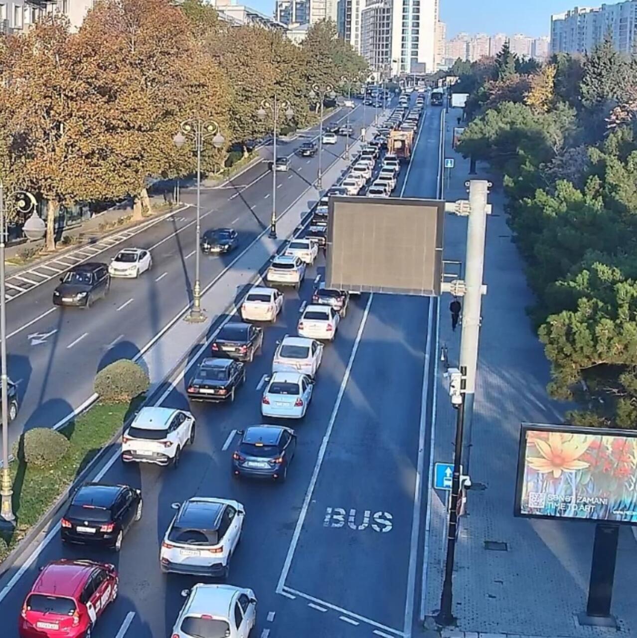 Пробки на нескольких улицах и проспектах в Баку