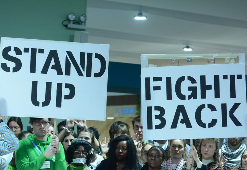 На COP29 прошла акция с требованием увеличения климатического финансирования