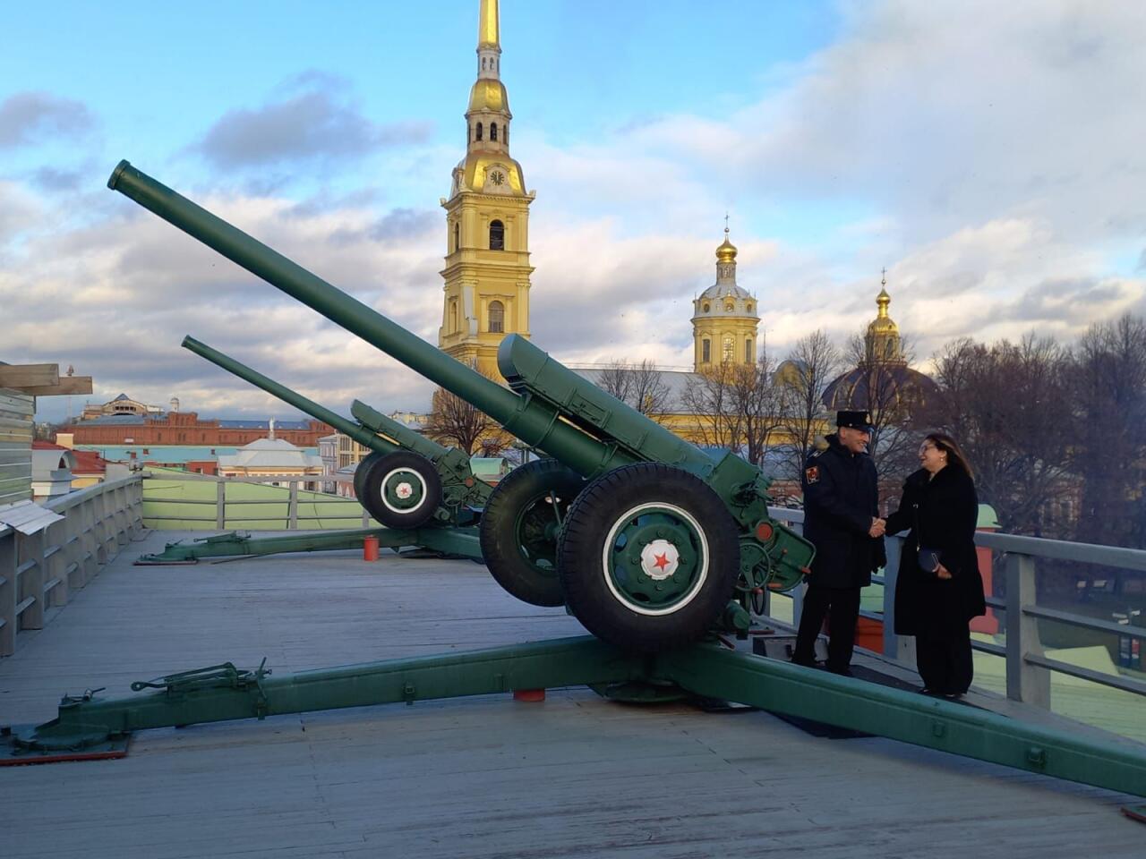 Мехрибан Алекперзаде открыла огонь из пушки в Петропавловской крепости! Первая женщина, награжденная премией имени Чингиза Айтматова