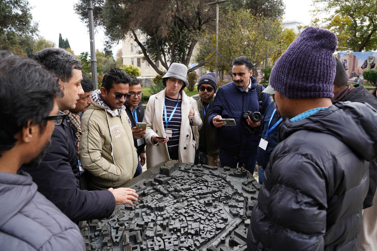 COP29 çərçivəsində xarici media nümayəndələri İçərişəhəri ziyarət edib